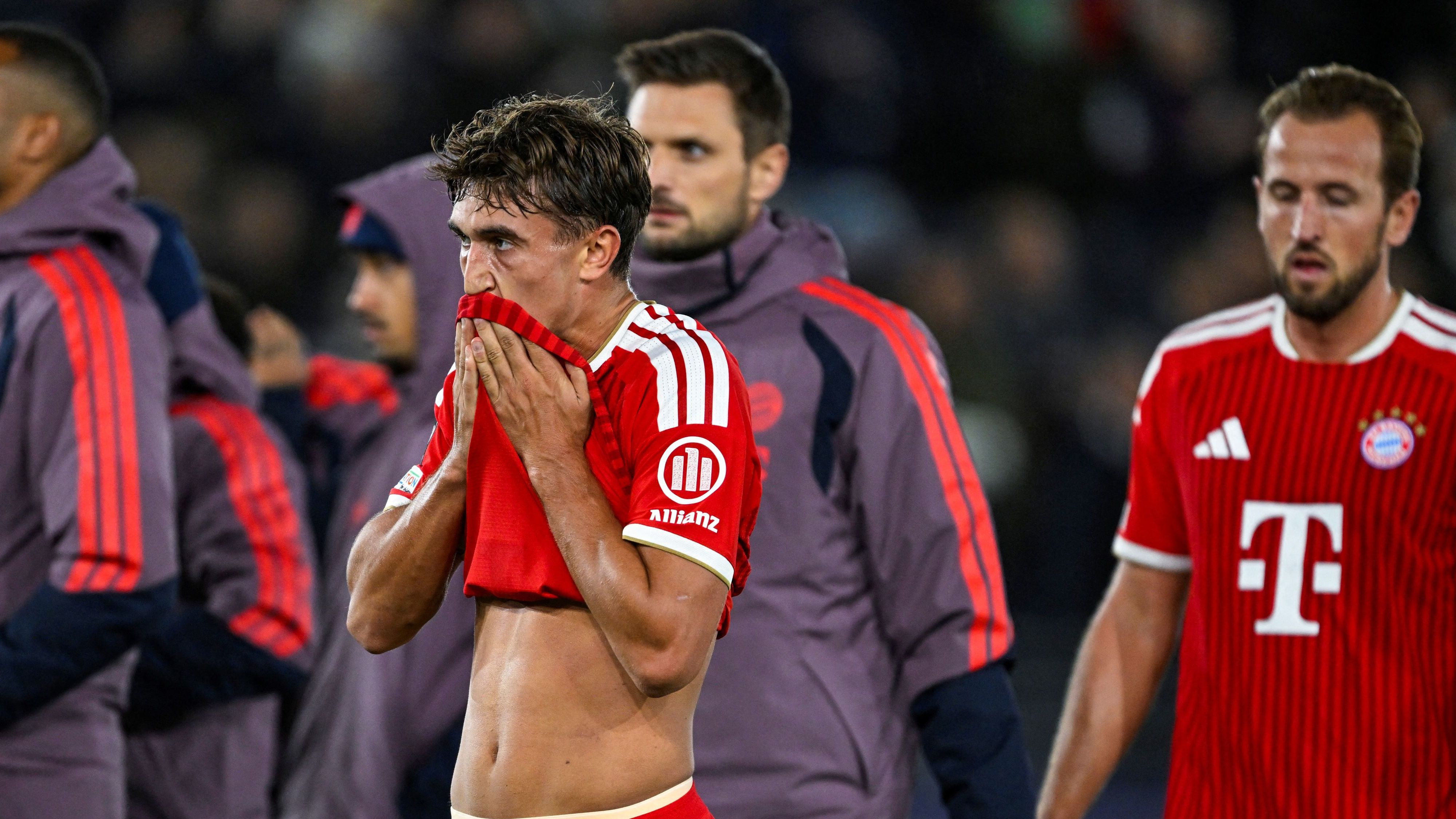 Bayern Munich weigh Arsenal's bid for prized defender as transfer talks loom