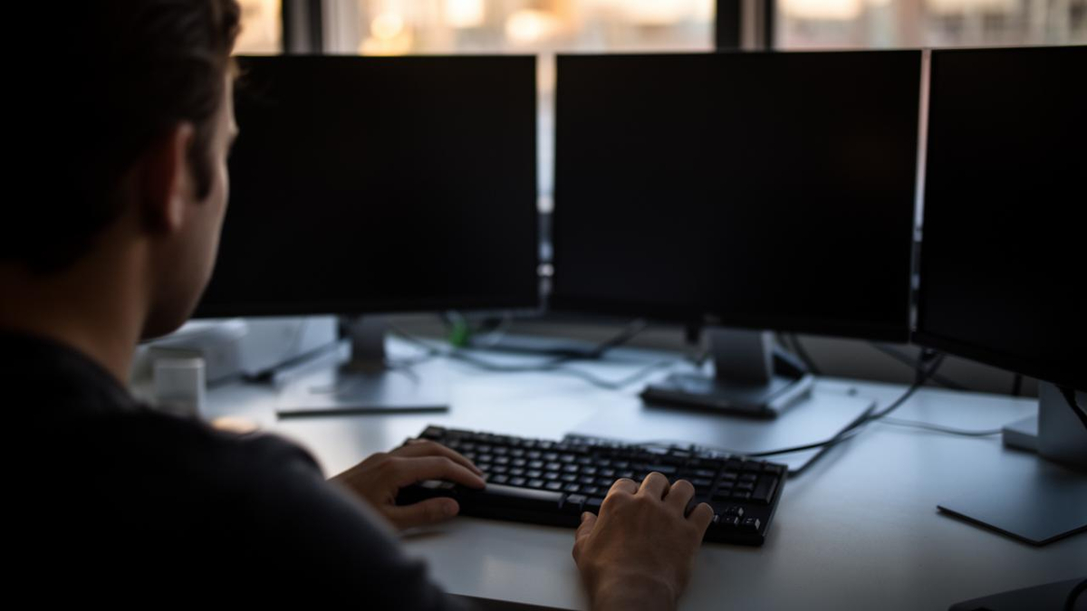Microsoft Brings Dark Mode to Windows 11 Hyper-V Manager for Improved User Experience